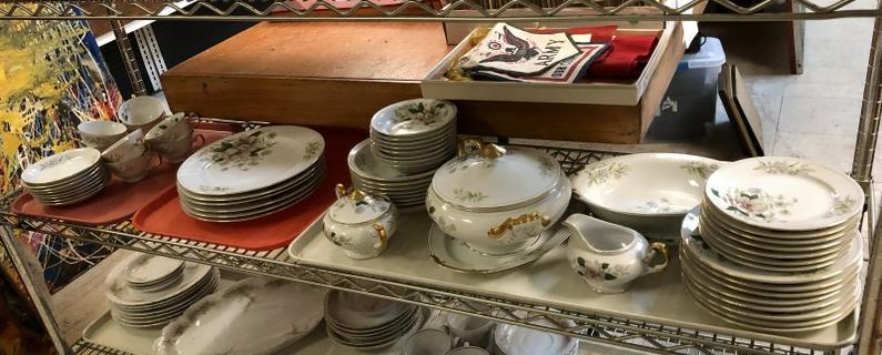GRACE CHINA, ROCHELLE PATTERN, SET OF ESTATE DISHES,: GRACE CHINA, ROCHELLE PATTERN, SET OF ESTATE DISHES, NICE ESTATE FOUND CONDITION.