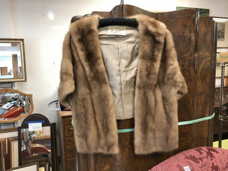 MINK CAPE IN NICE ESTATE CONDITION, FROM NICE CLEAN: MINK CAPE IN NICE ESTATE CONDITION, FROM NICE CLEAN ESTATE.
