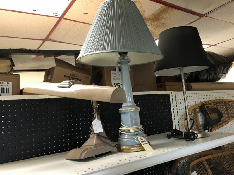3 TABLE LAMPS FROM CLOSED ANTIQUE CENTER.: 3 TABLE LAMPS FROM CLOSED ANTIQUE CENTER.