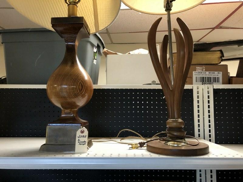 2 TABLE LAMPS FROM CLOSED ANTIQUE CENTER: 2 TABLE LAMPS FROM CLOSED ANTIQUE CENTER