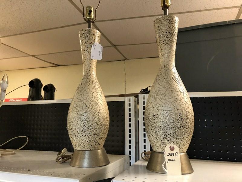 2 TABLE LAMPS FROM CLOSED ANTIQUE CENTER: 2 TABLE LAMPS FROM CLOSED ANTIQUE CENTER