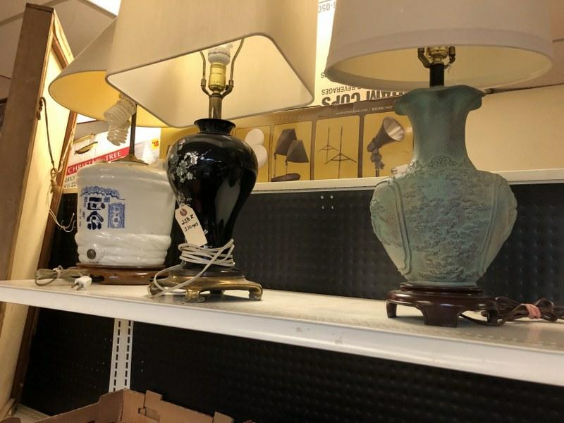 3 TABLE LAMPS FROM CLOSED ANTIQUE CENTER.: 3 TABLE LAMPS FROM CLOSED ANTIQUE CENTER.
