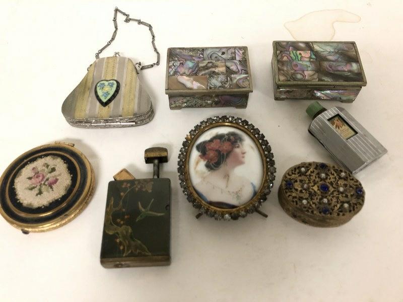 VINTAGE LADIES ACCESSORY LOT, FROM ACTRESS: VINTAGE LADIES ACCESSORY LOT, FROM ACTRESS'S ESTATE, CONSIGNED BY HER GRANDDAUGHTER. INCLUDES 2 BOXES, POSSIBLY SILVER WITH MOTHER OF PEARL, COMPACTS ( ONE WITH ENAMEL HEART ), PAINTED PORCELAIN PLAQU