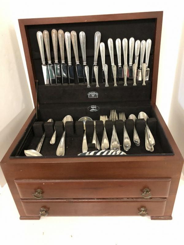 LARGE GORHAM STERLING ESTATE FLATWARE SET INCLUDING 8: LARGE GORHAM STERLING ESTATE FLATWARE SET INCLUDING 8 DINNER KNIVES, 8 SMALLER KNIVES, 7 BUTTER KNIVES, 8 TABLE SPOONS, 6 TEA SPOONS, 8 DINNER FORKS, 8 DESSERT FORKS, 8 SALAD FORKS, LADLE, 8 HORS D'OE