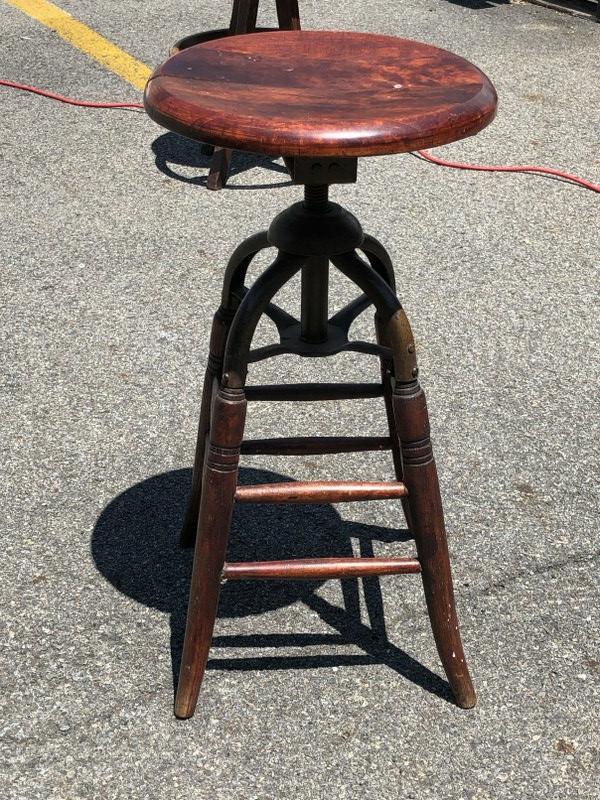 OLD INDUSTRIAL STOOL, TOP HAS SPLIT, NEEDS TO BE GLUED,: OLD INDUSTRIAL STOOL, TOP HAS SPLIT, NEEDS TO BE GLUED, EASY FIX. SOLID CONDITION.