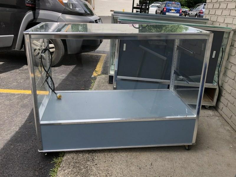 FLOOR MODEL LIGHTED SHOWCASE, FORMERLY FROM LONDON: FLOOR MODEL LIGHTED SHOWCASE, FORMERLY FROM LONDON'S DEPARTMENT STORE IN KINGSTON, NEW YORK. IN VERY NICE CONDITION, HAS GLASS SHELVES, BACK DOORS, HOUSED INDIAN HEAD COLLECTION FROM LOCAL GENTLEMAN'S