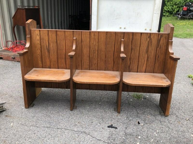 OLD OAK CHURCH PEW, FROM HUDSON VALLEY MONESTARY,: OLD OAK CHURCH PEW, FROM HUDSON VALLEY MONESTARY, MEASURES 68.75" LONG. VERY GOOD CONDITION.