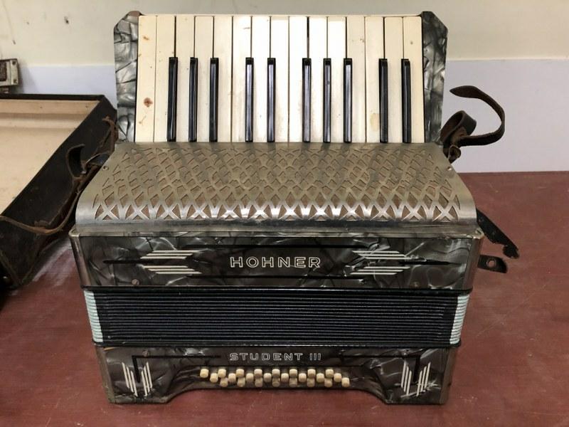 OLDER HOHNER ACCORDIAN STUDENT III MODEL, IN AS FOUND: OLDER HOHNER ACCORDIAN STUDENT III MODEL, IN AS FOUND CONDITION, SOME PITTING, CASE ROUGH, WORKS, AS FOUND IN LOCAL ESTATE.