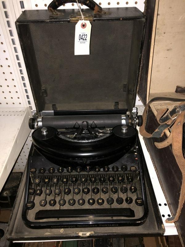 OLD UNDERWOOD TYPEWRITER IN CASE, CLEAN ESTATE: OLD UNDERWOOD TYPEWRITER IN CASE, CLEAN ESTATE CONDITION.