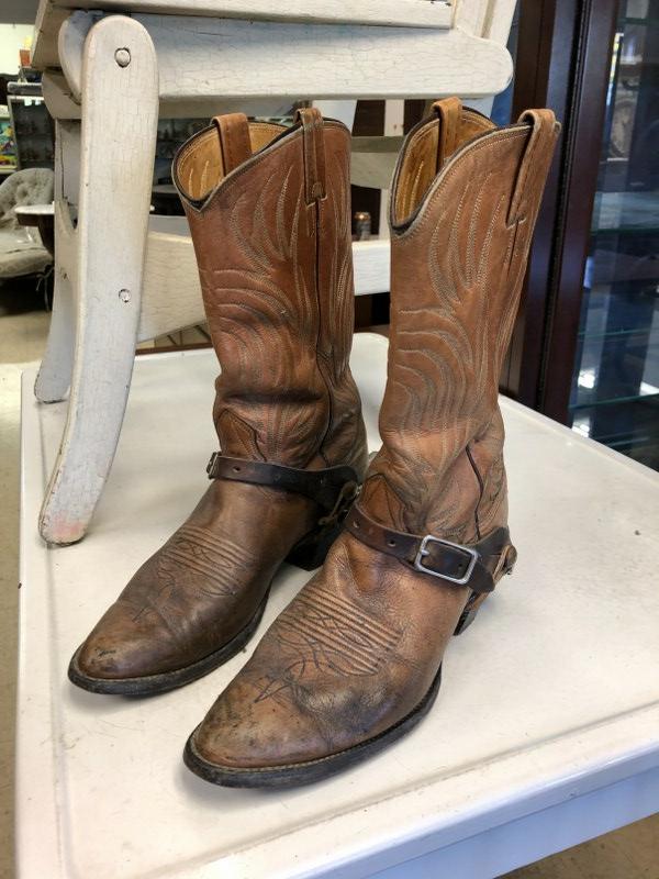 PAIR OF NOCONA COWBOY BOOTS SIZE 8 1/2 WITH SPURS.: PAIR OF NOCONA COWBOY BOOTS SIZE 8 1/2 WITH SPURS. NICE ESTATE CONDITION
