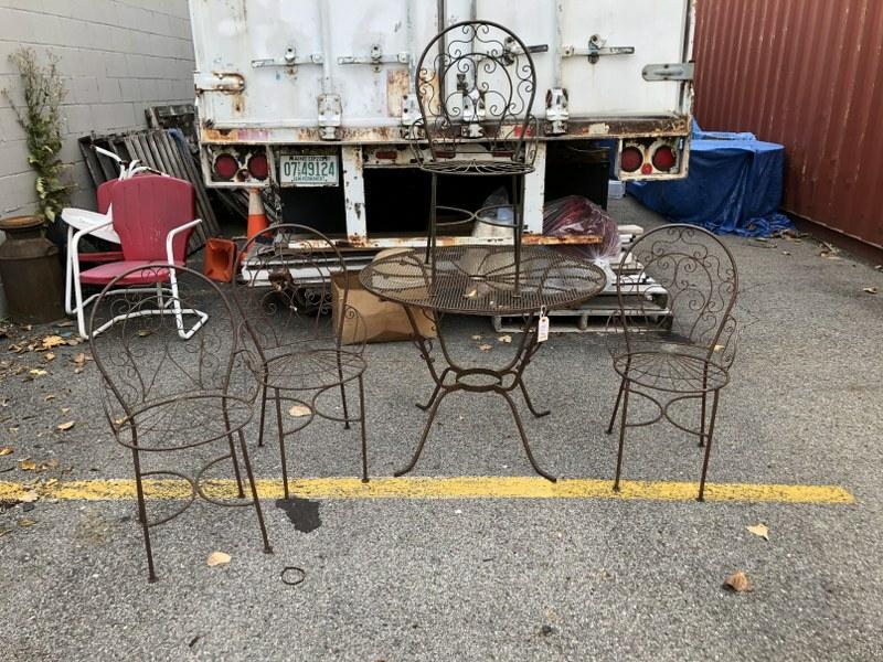 ROUND METAL TABLE AND 4 CHAIRS, FROM LOCAL ESTATE, GOOD: ROUND METAL TABLE AND 4 CHAIRS, FROM LOCAL ESTATE, GOOD WORN FINISH LOOKâ€¦