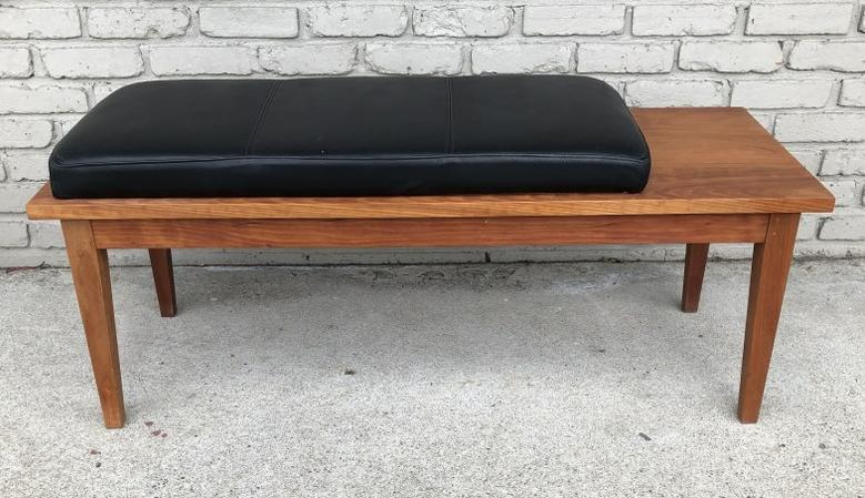 THOMAS MOSER CUSTOM MODERN STYLE CHERRY BENCH WITH: THOMAS MOSER CUSTOM MODERN STYLE CHERRY BENCH WITH BLACK LEATHER SEAT, FROM ALBANY, N.Y. ESTATE, IN VERY NICE CONDITION, WELL TAKEN CARE OF, BY ELDERLY OWNER. MEASURES 46" X 18" WIDE X 19" HIGH TO TOP