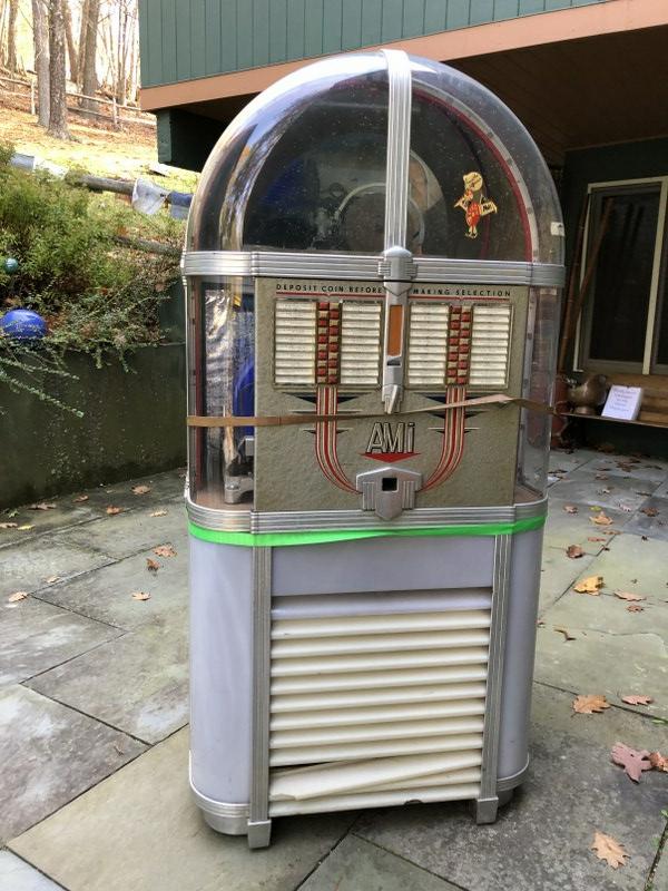 AMI MODEL 500 ESTATE FIND JUKEBOX, CIRCA LATE 1940'S,: AMI MODEL 500 ESTATE FIND JUKEBOX, CIRCA LATE 1940'S, FROM DUTCHESS COUNTY HOME, WAS WORKING WHEN HE PURCHASED IT, AND HAS BEEN SITTING FOR YEARS. IN NEXT FEW DAYS I'LL PLUG IT IN,AND SEE WHAT HAPPENS