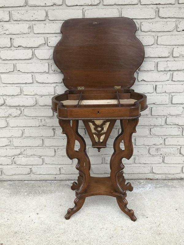 VICTORIAN WALNUT LIFT TOP SEWING STAND, CLEAN ESTATE: VICTORIAN WALNUT LIFT TOP SEWING STAND, CLEAN ESTATE CONDITION,MEASURES 29" HIGH, 22" WIDE, 17" FRONT TO BACK