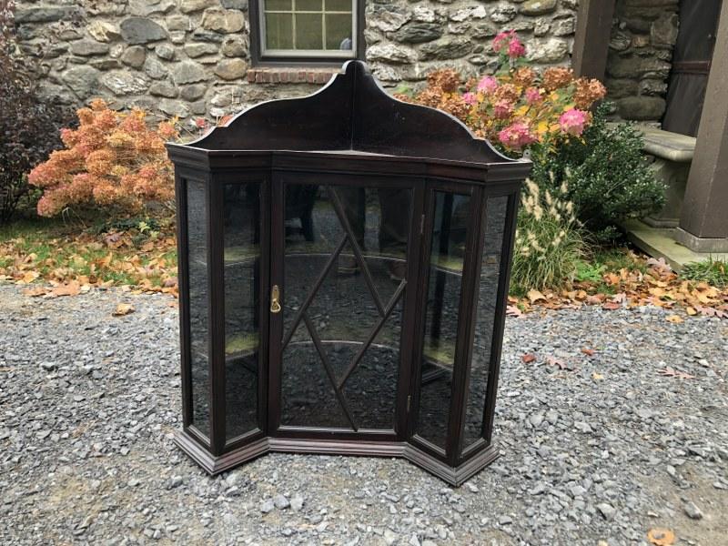 GEORGE III MAHOGANY HANGING CORNER CUPBOARD, ENGLISH: GEORGE III MAHOGANY HANGING CORNER CUPBOARD, ENGLISH TASTE, 20TH CENTURY, MEASURES 29" HIGH X 33" WIDE, FROM COLUBIA COUNTY, N.Y. ESTATE. NICE CONDITION.