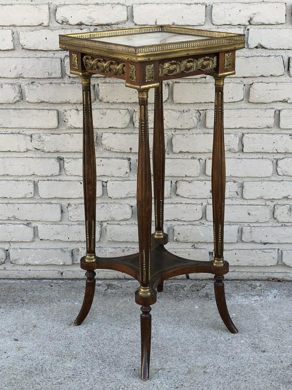CIRCA 1920 BRONZE MOUNTED & ONYX TOP SWEET SIZE STAND,: CIRCA 1920 BRONZE MOUNTED & ONYX TOP SWEET SIZE STAND, ONYX TOP HAS HAIRLINE CRACK AS PICTURED, HAS BRASS RAIL AROUND TOP, DECORATIVE BRONZE MOUNTS ALL WAY AROUND TOP AND UP AND DOWN LEGS. MEASURES 32