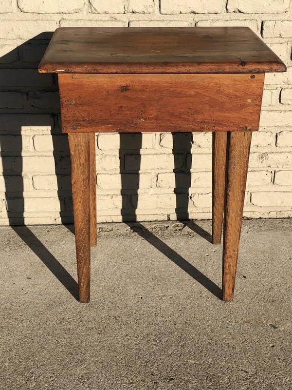 PRIMITIVE PINE WORK TABLE, IN FADED REDDISH SURFACE,: PRIMITIVE PINE WORK TABLE, IN FADED REDDISH SURFACE, FROM WOODSTOCK NY WEEKENDERS HOME, MEASURES 28" HIGH , TOP IS 23.5" X 19", STRUCTURALLY SOUND.