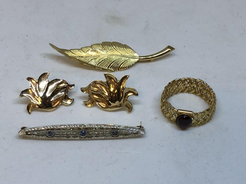 MISC. 14K JEWELRY LOT FROM ESTATE IN ALBANY, N.Y. PAIR: MISC. 14K JEWELRY LOT FROM ESTATE IN ALBANY, N.Y. PAIR EARRINGS, EXPANDING RING WITH GARNET, BAR PIN WITH 3 BLUE STONES AND LEAF PIN. WEIGHS 10.2 PENNYWEIGHTS TOTAL.
