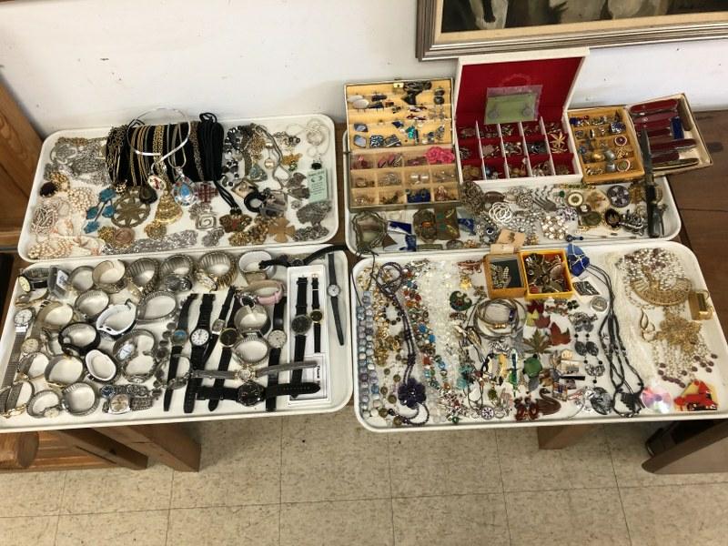 BIG LOT MISC. ESTATE COSTUME JEWELRY, SOME OLDER, SOME: BIG LOT MISC. ESTATE COSTUME JEWELRY, SOME OLDER, SOME MORE CONTEMPORARY, WRIST WATCHES (NON ANTIQUE), POCKETKNIVES, ETC.