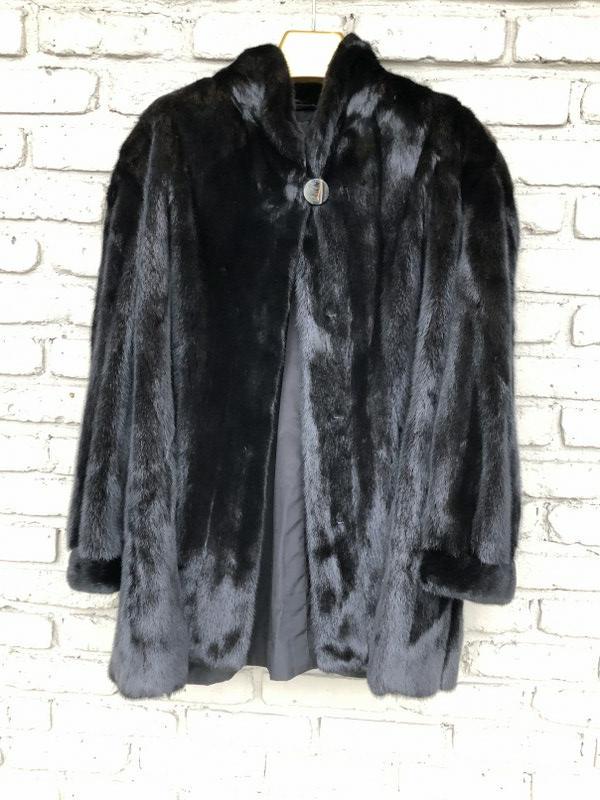 BEAUTIFUL ESTATE RANCH MINK COAT WITH SHAWL COLLAR &: BEAUTIFUL ESTATE RANCH MINK COAT WITH SHAWL COLLAR & BANDED CUFFS, LENGTH 33INCHES & SWEEP 60". FROM NEW PALTZ, N.Y. ESTATE, LAST APPRAISAL IN 2007 HAD A REPLACEMENT VALUE OF $8000.00.