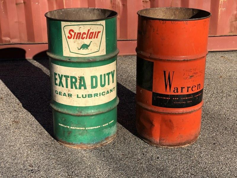 (2) OLD ADVERTISING METAL BARRELS , INCL. SINCLAIR, AS: (2) OLD ADVERTISING METAL BARRELS , INCL. SINCLAIR, AS FOUND CONDITION, THEY MEASURE 27" HIGH EACH.