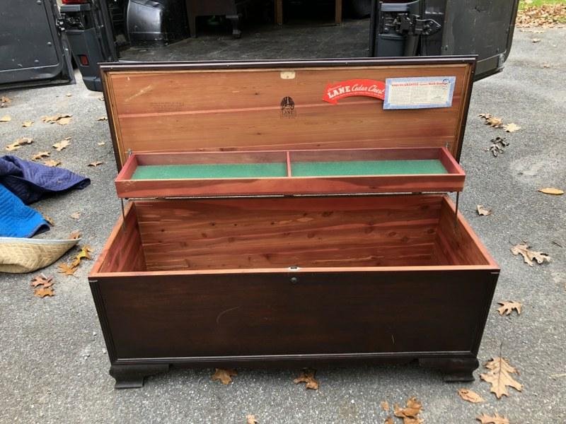 MAHOGANY LANE CEDAR CHEST, FOOD STRUCTURALLY, SKINNY: MAHOGANY LANE CEDAR CHEST, FOOD STRUCTURALLY, SKINNY STRIP OF VENEER OFF BACK EDGE ON TOP, DOESN'T DISTRACT FROM APPEARANCE.