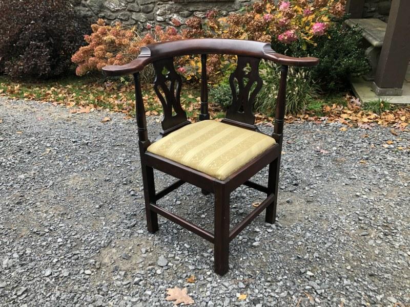 GEORGE III MAHOGANY CORNER CHAIR, ENGISH, LATE 18TH C.: GEORGE III MAHOGANY CORNER CHAIR, ENGISH, LATE 18TH C. FROM COLUMBIA COUNTY, N.Y. ESTATE, NICE CONDITION.