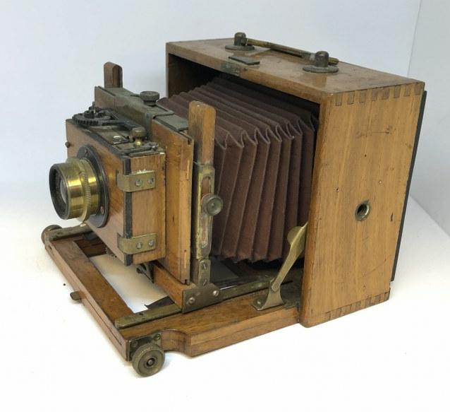 EARLY WOOD FOLDING BOX CAMERA, RED BELLOWS, FROM LOCAL: EARLY WOOD FOLDING BOX CAMERA, RED BELLOWS, FROM LOCAL ESTATE, (I CAN'T GET IT CLOSED, AND DON'T WANT TO FORCE ANYTHING), I PICTURED ALL THE WAY AROUND. AS IT SITS, IT MEASURES 5.5" HIGH X 6.5" ACROSS