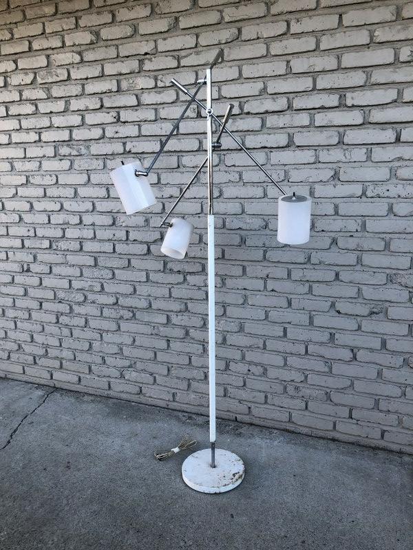 MID CENTURY FLOOR LAMP, FROM WOODSTOCK, N.Y. ESTATE, AS: MID CENTURY FLOOR LAMP, FROM WOODSTOCK, N.Y. ESTATE, AS FOUND CONDITION, ONE SHADE HAS CRACK, STILL USEABLE, SURFACE RUST ON BASE, AND POLE NEEDS TIGHTENING, AS YOU SEE IT, MEASURES 70" HIGH. I'M NOT 
