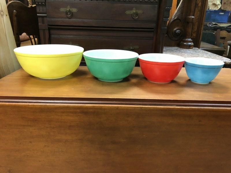 NEST OF (4) OLD PYREX MIXING BOWLS, VERY GOOD: NEST OF (4) OLD PYREX MIXING BOWLS, VERY GOOD CONDITION, FROM KINGSTON, N.Y. ESTATE.