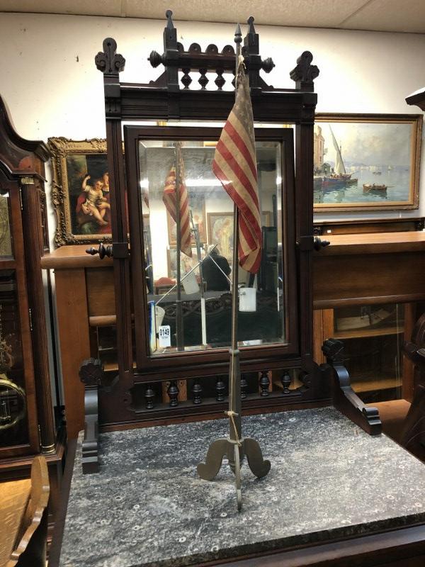 31" HIGH OLD HEAVY BRASS TABLE TOP FLAG POLE, SO WELL: 31" HIGH OLD HEAVY BRASS TABLE TOP FLAG POLE, SO WELL MADE, NOT SURE IF IT WAS MADE BY A MACHINIST OR MANUFACTURED. SO WELL MADE.