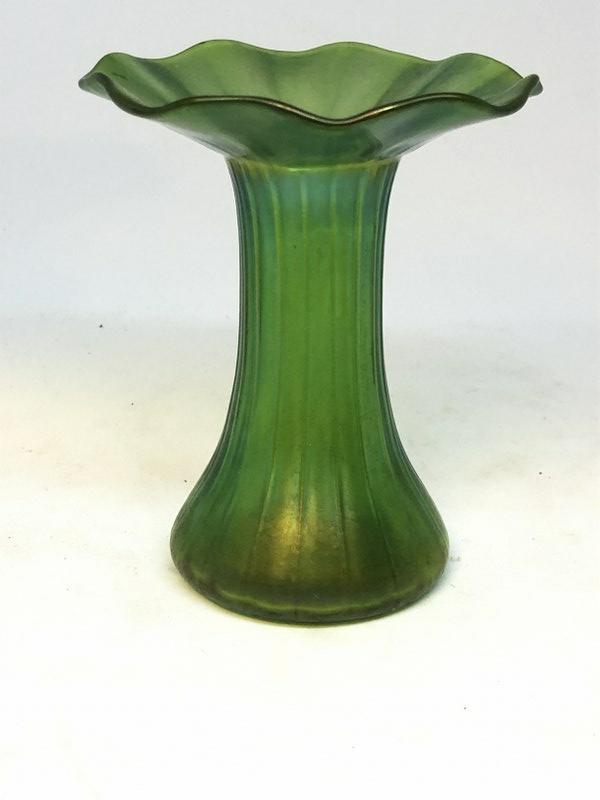 ART GLASS 5" HIGH GREEN VASE, MANNER OF LOETZ, NOT: ART GLASS 5" HIGH GREEN VASE, MANNER OF LOETZ, NOT SIGNED, VERY NICE ESTATE CONDITION.