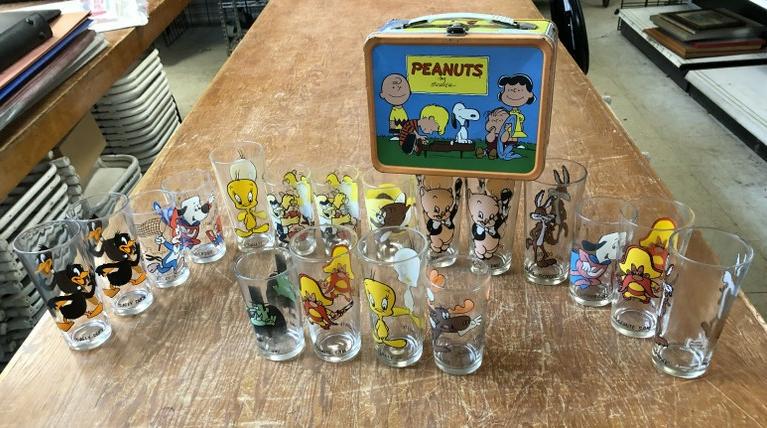 (18) COMIC CHARACTER PREMIUM GLASSES AND PEANUTS METAL: (18) COMIC CHARACTER PREMIUM GLASSES AND PEANUTS METAL LUNCH BOX ( NO THERMOS). ALL IN NICE ESTATE CONDITION.