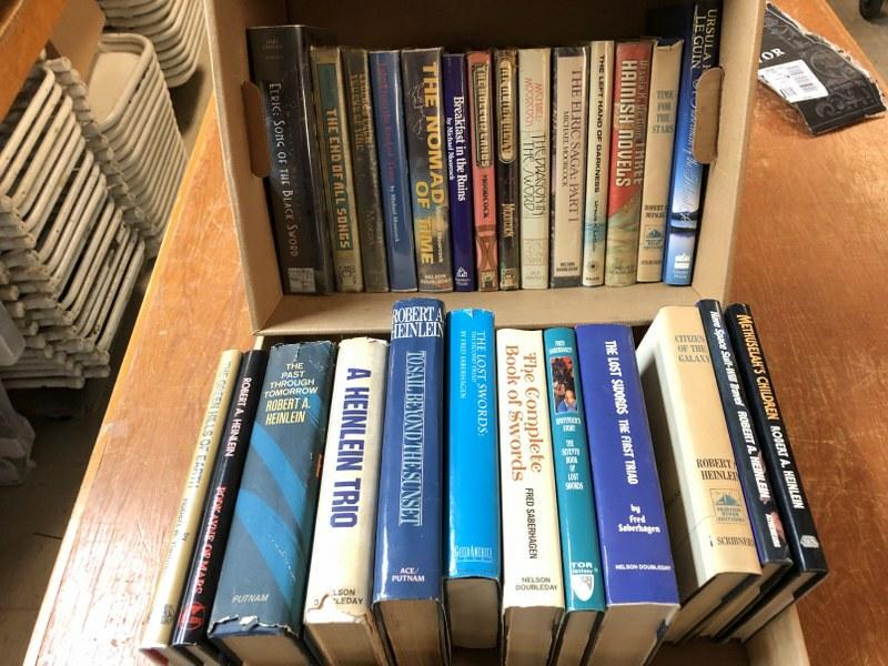 26 SCI FI, FANTASY HARDCOVERS, URSULA K LEGUIN, ROBERT: 26 SCI FI, FANTASY HARDCOVERS, URSULA K LEGUIN, ROBERT HEINLEIN, MICHAEL MOORCOCK, FRED SABERHAGEN. INCLUDES MANY BOOK CLUB EDITIONS. FROM ESTATE OF OLD TIME 26TH STREET FLEA MARKET BOOK DEALER.