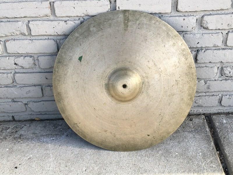 ZILDJIAN VINTAGE CYMBOL, MADE IN USA, MEASURES 22": ZILDJIAN VINTAGE CYMBOL, MADE IN USA, MEASURES 22" ACROSS, FROM A CLOSED RECORDING STUDIO IN BEARSVILLE, N.Y., SAME STUDIO AS LUDWIG DRUM SET WE ARE SELLING, IN NICE AS FOUND CONDITION.