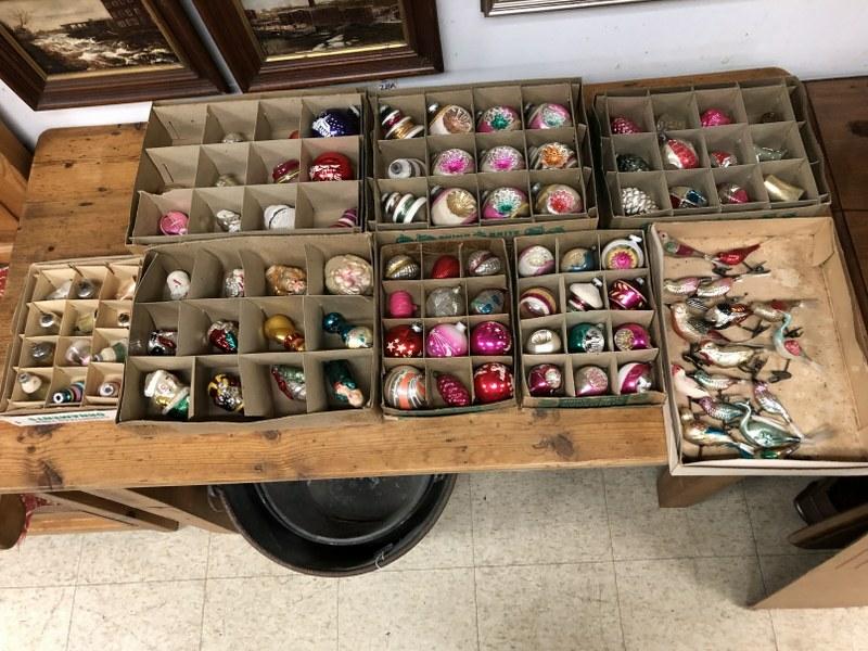 ESTATE LOT VINTAGE, GOOD OVERALL CONDITION, CHRISTMAS: ESTATE LOT VINTAGE, GOOD OVERALL CONDITION, CHRISTMAS ORNAMENTS. BIRDS, FIGURAL, ETC. NICE LOT!
