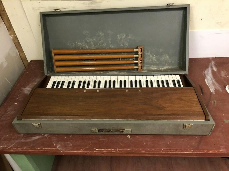 UNKNOWN (?) MAKER CIRCA 1960'S KEYBOARD, NICE WALNUT: UNKNOWN (?) MAKER CIRCA 1960'S KEYBOARD, NICE WALNUT WOOD, VERY CLEAN, HAS A DAMP SMELL, CASE HAS SOME WEAR, MEASURES 37.5" ACROSS. ALL THIS RECORDING EQIUIPMENT WE ARE SELLING, IS FROM AN OLDER RECOR