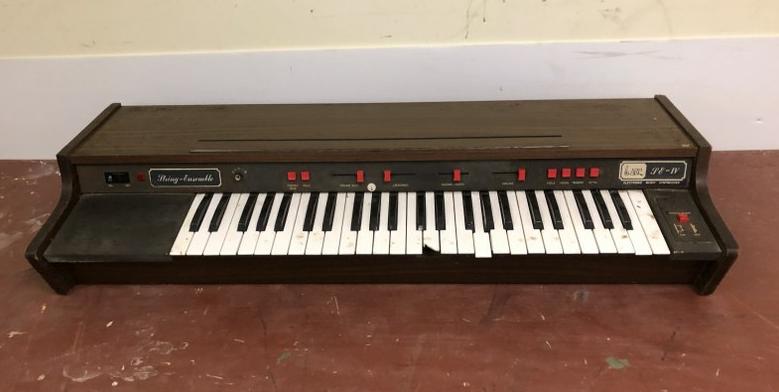 SOLINA ARP STRING ENSEMBLE, MODEL STRING ENSEMBLE: SOLINA ARP STRING ENSEMBLE, MODEL STRING ENSEMBLE SERIES 64. MFG. BY B.V. EMINENT, BODEGRAVEN, HOLLAND. NO. 0118251. LIGHTS UP WHEN PLUGGED IN, ONE KEY BROKE, AS PICTURED. MEASURES 37.5" ACROSS. BODY 