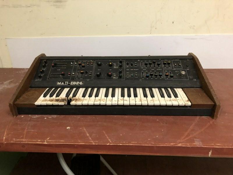 UNIVOX MAXI-KORG K3 ELECTRONIC SYNTHESISER, FOR PARTS: UNIVOX MAXI-KORG K3 ELECTRONIC SYNTHESISER, FOR PARTS OR RESTORATION. MEASURES 31.75" LONG. SERIAL NUMBER 760055. PLUGGED IN, DOES NOT LIGHT UP. ALL THIS RECORDING EQIUIPMENT WE ARE SELLING, IS FROM A