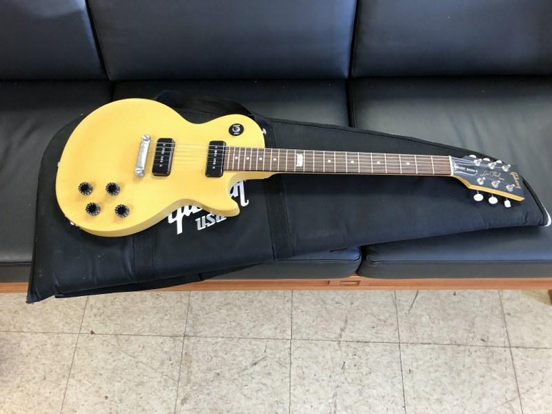 CONTEMPORARY GIBSON LES PAUL MELODY MAKER GUITAR (120TH: CONTEMPORARY GIBSON LES PAUL MELODY MAKER GUITAR (120TH ANNIVERSARY) , WITH CASE, SUPER CLEAN, VERY LITTLE IF ANY USE, WITH FENDER BP 15 AMP, NICE AND CLEANALSO.