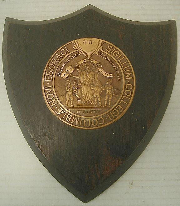 COLUMBIA UNIVERSITY BRONZE HEBREW PLACQUE - SIGILL: COLUMBIA UNIVERSITY BRONZE HEBREW PLACQUE - SIGILLUM COLLEGII COLUMBIAE NOVI EBORACI ON PLACQUE. MEASURES 10 1/2" X 9".