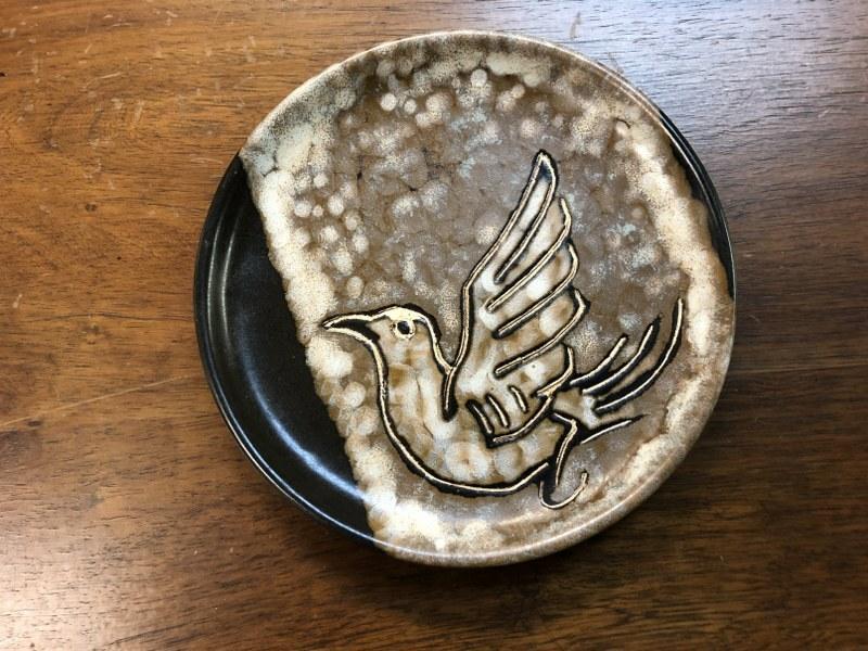 ALFREDO ZALCE (1908-2003) ART POTTERY PLATE WITH BIRD,: ALFREDO ZALCE (1908-2003) ART POTTERY PLATE WITH BIRD, SIGNED ON BACK WITH MARK, AS PICTURED. MEASURES 7.5" ACROSS, IN VERY GOOD CONDITION. ALFREDO ZALCE (1908-2003), CONTEMPORARY OF DIEGO RIVERA, AND