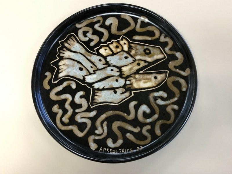 ALFREDO ZALCE (1908-2003) ART POTTERY PLATE WITH FISH,: ALFREDO ZALCE (1908-2003) ART POTTERY PLATE WITH FISH, DATED 1987. IN VERY GOOD CONDITION, MEASURES 11.75" ACROSS. ALFREDO ZALCE (1908-2003), CONTEMPORARY OF DIEGO RIVERA, AND OTHERS, HE WORKED IN MAN