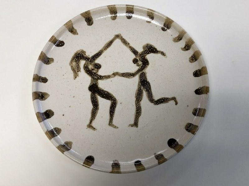 ALFREDO ZALCE (1908-2003) ART POTTERY PLATE WITH FEMALE: ALFREDO ZALCE (1908-2003) ART POTTERY PLATE WITH FEMALE DANCERS. SIGNED ON BACK AND DATED 1983. IN VERY GOOD CONDITION. ALFREDO ZALCE (1908-2003), CONTEMPORARY OF DIEGO RIVERA, AND OTHERS, HE WORKED I