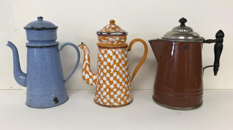 (3) OLD ENAMEL COFFEE POTS, SOME DINGS IN ENAMEL, NOT: (3) OLD ENAMEL COFFEE POTS, SOME DINGS IN ENAMEL, NOT TOO BAD, AND LID OFF BROWN ONE NEEDS TO BE REATTACHED. (3) MEASURE 10.5" HIGH . FROM EVELYNE DAITZ ESTATE.