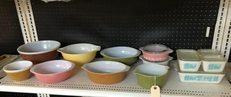 LOT OF VINTAGE PYREX BOWLS AND COVERED DISHES, VERY: LOT OF VINTAGE PYREX BOWLS AND COVERED DISHES, VERY NICE ESTATE CONDITION, SOME COOL COLORS.