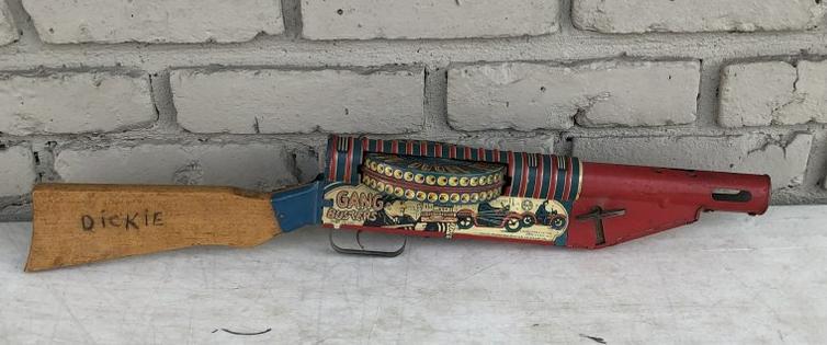 MARX WIND UP GANG BUSTERS MACHING GUN, CIRCA 1930'S,: MARX WIND UP GANG BUSTERS MACHING GUN, CIRCA 1930'S, GREAT GRAPHICS, WRITTEN IN PENCIL ON ONE SIDE IS THE CHILDS NAME ( DICKIE ), MECHANISM WORKS WHEN WOUND UP, A LITTLE SLOW, BUT WORKS, MEASURES 23.5