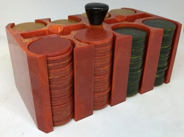 GREAT BAKELITE POKER RED CHIP HOLDER WITH BAKELITE: GREAT BAKELITE POKER RED CHIP HOLDER WITH BAKELITE CHIPS, AS PICTURED. FROM BROOKLYN ESTATE. MEASURES 7.5" X 4" X 4" HIGH. IN EXCELLENT CONDITION.