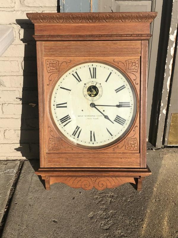 CIRCA 1900 SELF WINDING CLOCK CO. NEW YORK OAK CASE: CIRCA 1900 SELF WINDING CLOCK CO. NEW YORK OAK CASE COMMERCIAL WALL CLOCK. ESTATE FROM WHERE IT CAME FROM SAID HIS AUNT GOT THIS FROM A NYC BANK, YEARS AGO. INSIDE IS A TAG THAT SAYS ( PROPERTY OF WES