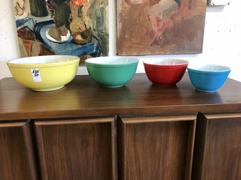 PYREX OLDER ESTATE LOT OF NEST OF 4 BOWLS, IN VERY GOOD: PYREX OLDER ESTATE LOT OF NEST OF 4 BOWLS, IN VERY GOOD ESTATE CONDITION, NO CHIPS, AS FOUND. FROM LOCAL ESTATE.